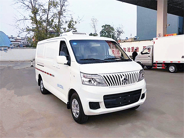 長(zhǎng)安睿行M80面包冷藏車(chē)