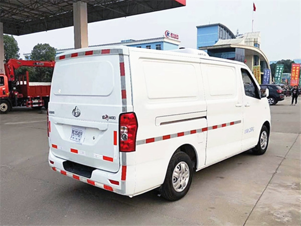長(zhǎng)安睿行M80面包冷藏車(chē)