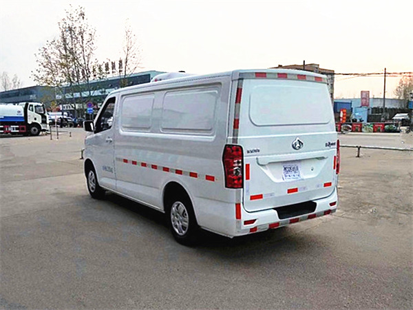 長(zhǎng)安睿行M80面包冷藏車(chē)
