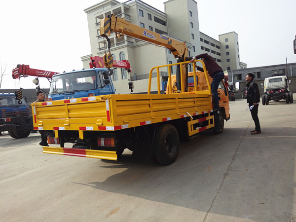 國(guó)五江鈴徐工2噸藍(lán)牌隨車吊