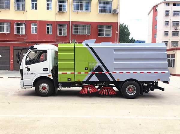 東風(fēng)多利卡8方掃路車(chē)